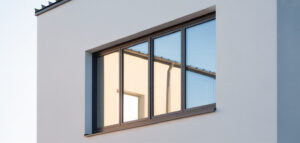 Exteriör av modernt hus med trä/alu fönster i minimalistisk stil.