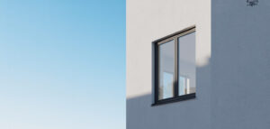 Nyinstallerat svart fönster i minimalistisk design.